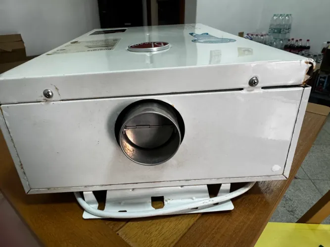 Aquecedor a Gás Rheem 12 Litros GLP Digital com placa danificada. 