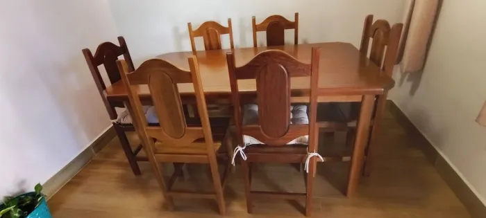 Conjunto de mesa com 6 cadeiras