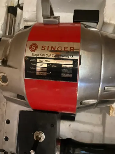 Máquina de Corte Reta Industrial Singer 960C Cortadora de Tecido Profissional