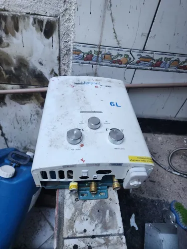 Aquecedor 6lts a gas . Funciona a pilha