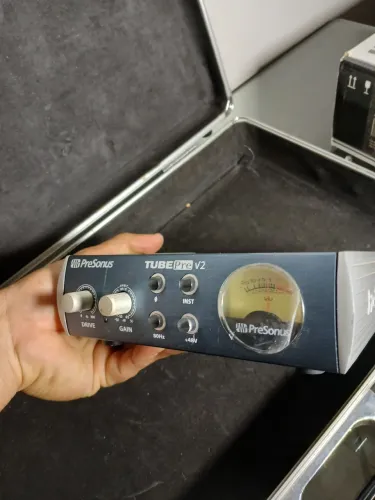 Pre Amplificador valvulado PreSonus TubePre V2<br><br>Leve de brinde 2 cabos XLR x XLR<br><br>R$ 700