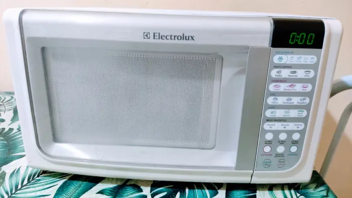Microondas Electrolux 23 litros funcionando perfeitamente