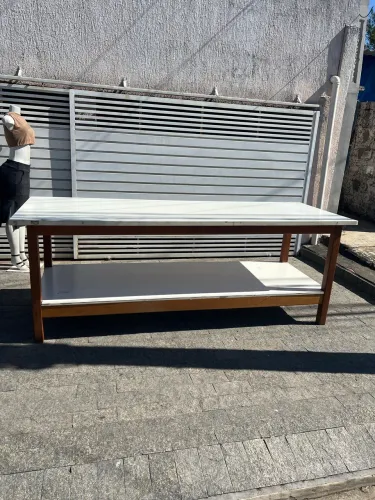 Mesa de madeira industrial