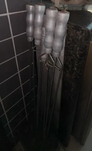 Kit de espetos todo em alumínio para churrasco, possuem 98cm