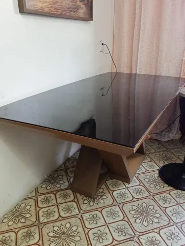 Mesa de madeira com vidro sem nenhuma cadeira de 1,70 de comprimento por 0,90 de largura