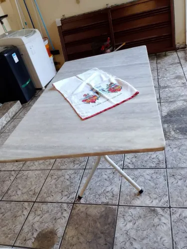 Mesa de pedra c 4 cadeiras