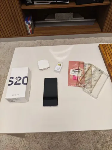 Samsung Galaxy S20 FE 5G Branco - 128GB de Memória e 6GB de Ram.