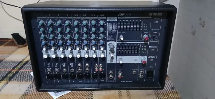 Mesa amplificada Yamaha EMX 212S em otimo estado!! Oportunidade!!