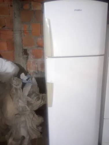 Vendo a geladeira toda boa mora no bairro Mangabeira feira de Santana ZAP *22