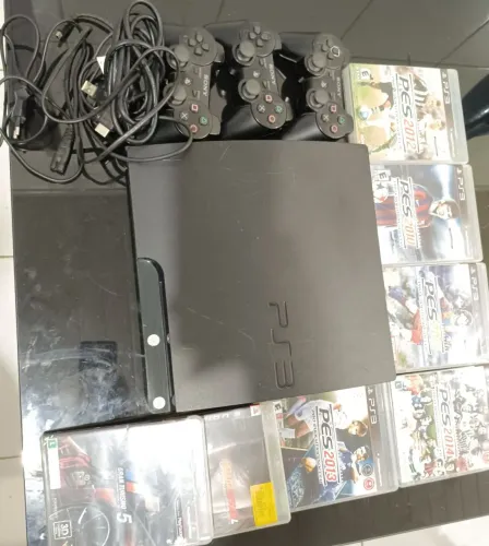 Vendo Playstation 3 slim em ótimo estado com 3 jogos originais e 3 controles
