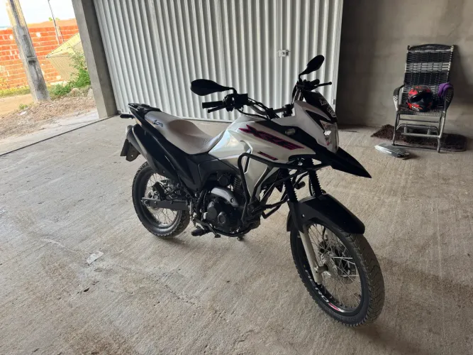 Vende-se moto XRE 190 toda em dias