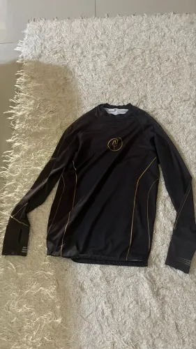 Blusa de proteção solar da pena