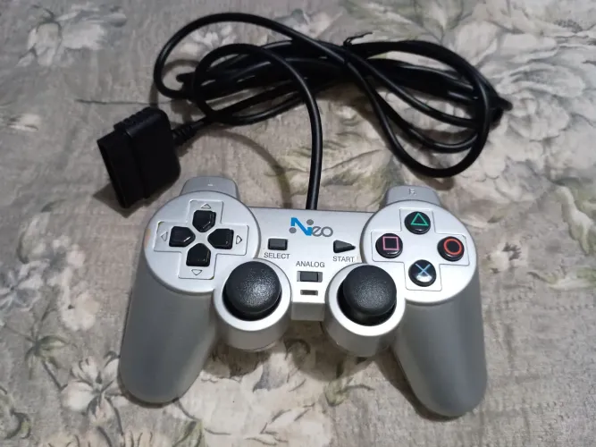 Controle paralelo de PS2 cinza