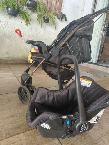 Carrinho de bebê e bebê conforto
