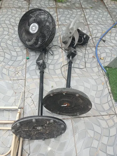 2 ventiladores com danos na carcaça mas funcionando oster e wap