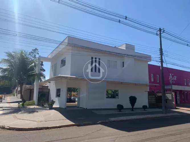 SOBRADO COM SALÃO COMERCIAL NA AVENIDA.
