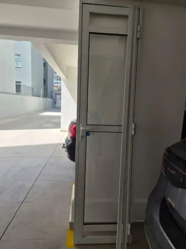 Porta de alumínio branca com vidro