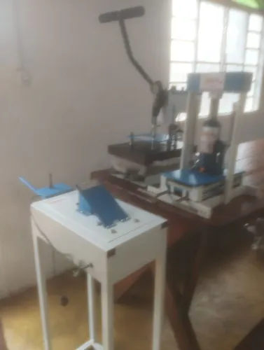 Máquina para produzir chinelos .