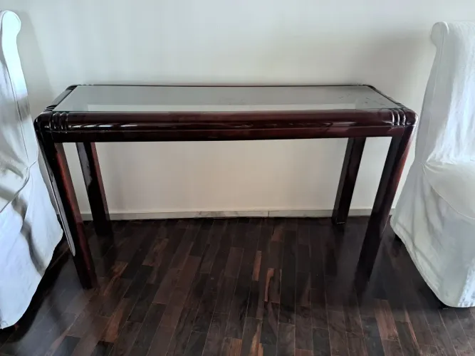 Mesa de madeira com tampo de vidro