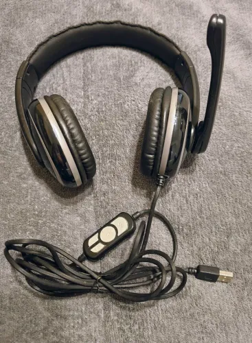Headset com microfone e controle de volume