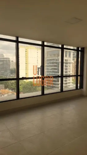Um Lugar Imóveis VENDE: Sala comercial de 33,68 m² com Central de Ar no Ed. City Office, B