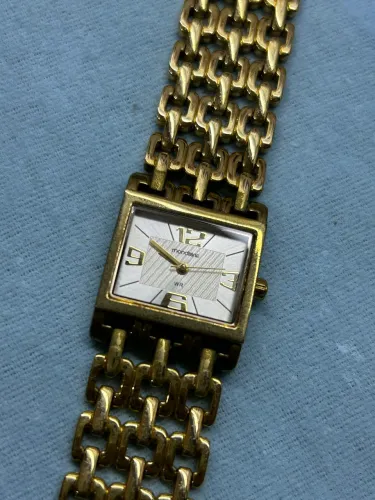Relógio analógico feminino da marca mondaine 
