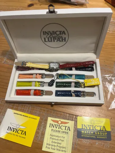 Relógio Invicta Baby Lupah feminino com 10 pulseiras 