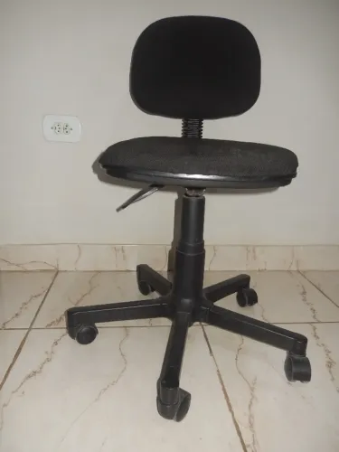 Cadeira giratória estofada cor preto