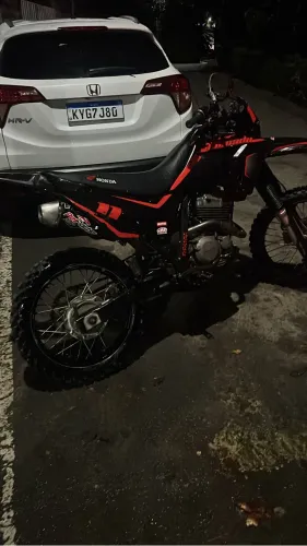 Moto todo equipada para trilha