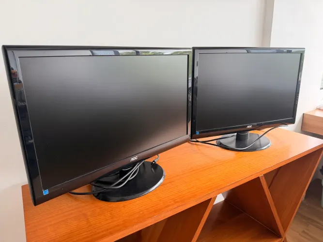 2 Monitores AOC 23,6? LED FullHD