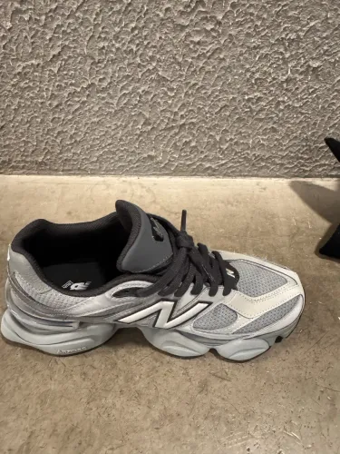 New Balance 9060 Grey White Original - US 9.5W/ BR 40- Pouquíssimo Uso