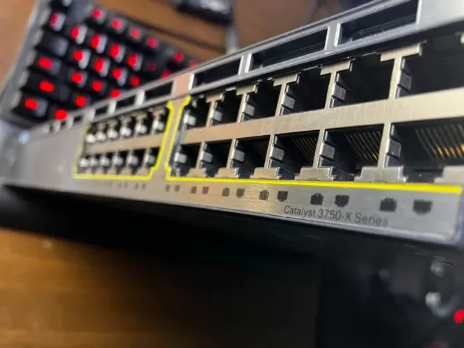 Switch Cisco WS-C3750X 24 Portas Giga - full Layer 3