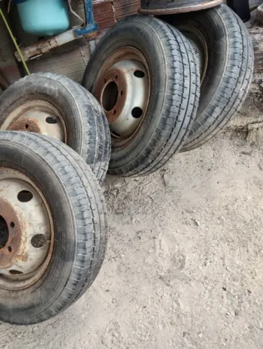 Vende-se um Diferencial da Ivecto e 4 Pneu com Aros.