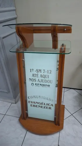 Púlpito de madeira para igreja
