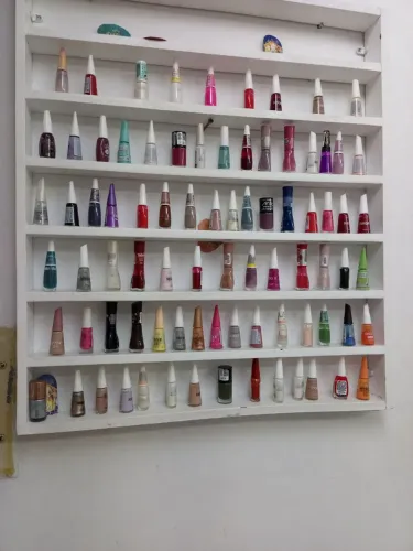 Prateleira c esmaltes 