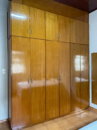 Guarda-Roupa de Madeira