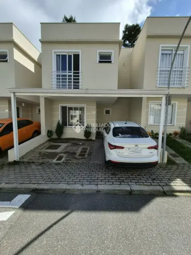 Sobrado com 03 quartos, em condomínio fechado, no bairro Abranches