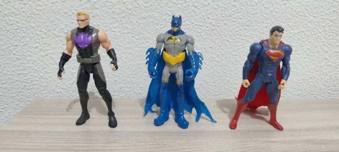 Lote 3 bonecos Hasbro e Mattel, Batman, Superman e Gavião arqueiro