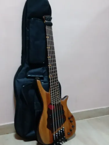 Contrabaixo headless, multiscala. 30/28, A/P controle de tone, 2,9 kg, acompanha beg.