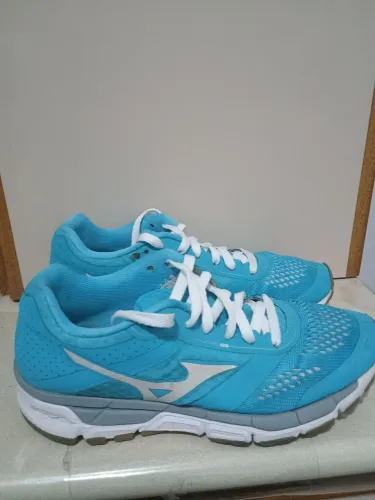 Tênis Mizuno unissex semi novo