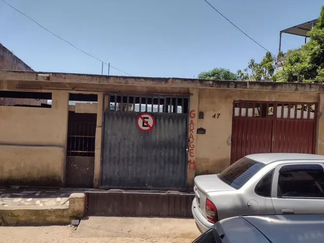 VENDE-SE CASA