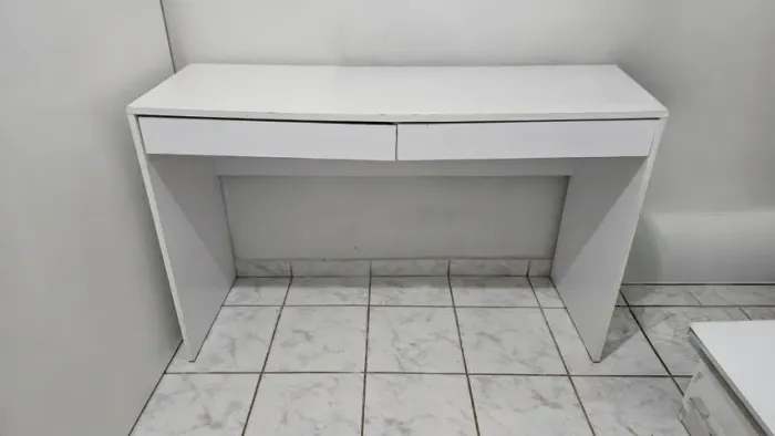 Mesa com gaveta