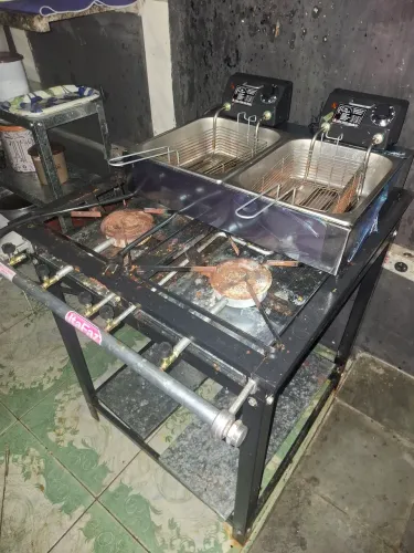 Vendo Fritadeira elétrica 2 cubas ,e um fogão industrial