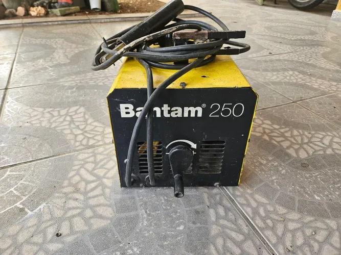 MÁQUINA DE SOLDA ESAB 250A.
