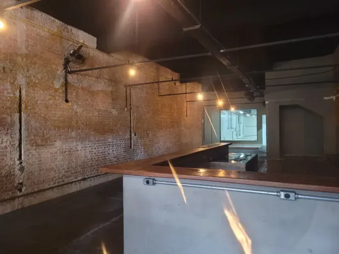 LOCAÇÃO - V.ROMANA GALPÃO COMERCIAL COM PÉ DIREITO ALTO E 300 M2 DE ÁREA CONSTRUÍDA!!