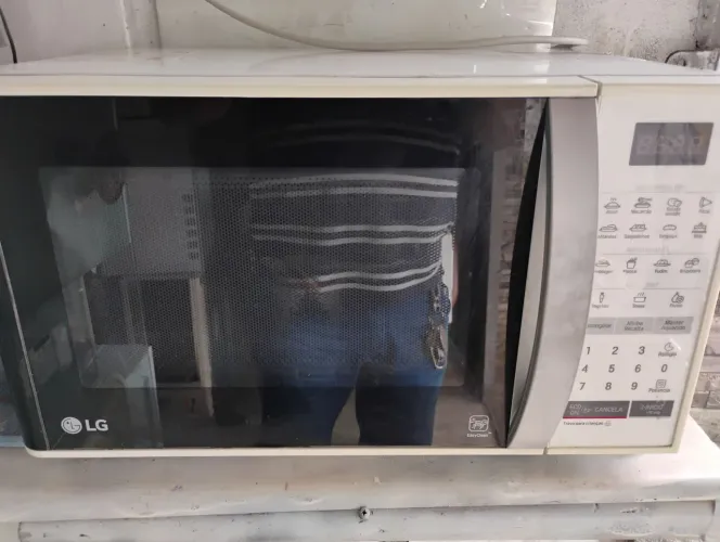 Microondas LG 23 litros funcionando perfeitamente