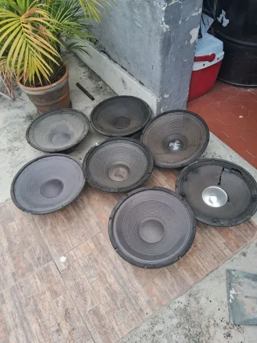 Vendo 7 alto-falantes de 15 polegadas para REPARO 
