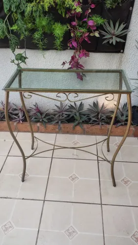 Aparador de ferro com vidro