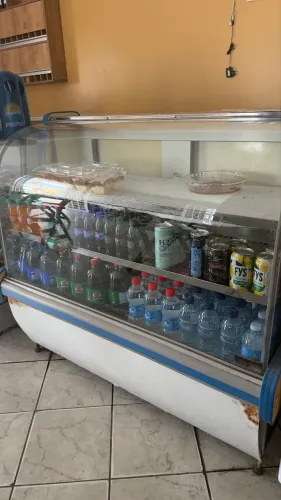 Balcão para sobremesas, água e refrigerantes...