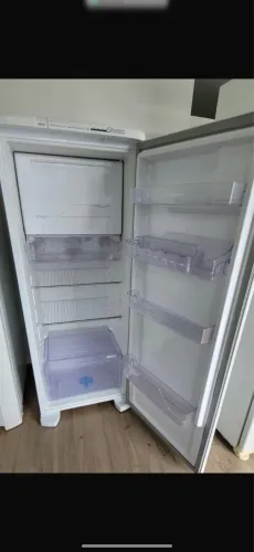 Geladeira para doação. Retirar o quanto antes